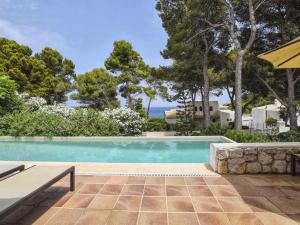 Bazén v ubytování Villa in Cala Ratjada with Sea Views and Pool nebo v jeho okolí