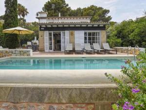 Bazén v ubytování Villa in Cala Ratjada with Sea Views and Pool nebo v jeho okolí
