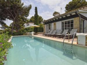 Bazén v ubytování Villa in Cala Ratjada with Sea Views and Pool nebo v jeho okolí