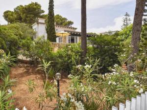 Zahrada ubytování Villa in Cala Ratjada with Sea Views and Pool