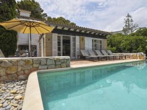 Bazén v ubytování Villa in Cala Ratjada with Sea Views and Pool nebo v jeho okolí