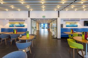 Area lounge atau bar di Hampton by Hilton Istanbul Kurtkoy