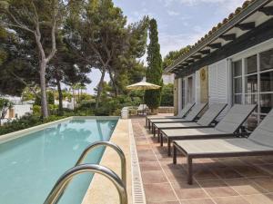Bazén v ubytování Villa in Cala Ratjada with Sea Views and Pool nebo v jeho okolí
