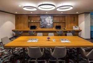 une salle de conférence avec une grande table et des chaises en bois dans l'établissement Hampton by Hilton Istanbul Kurtkoy, à Istanbul