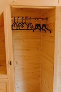 um quarto com um armário com painéis de madeira em Domek na skarpie em Joniec