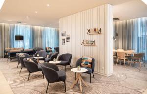 een wachtkamer met stoelen en tafels bij Hampton By Hilton Kiel in Kiel