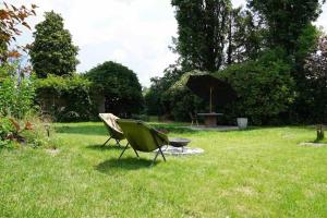 Garður fyrir utan Tiny House Close to Brussels South Charleroi Airport