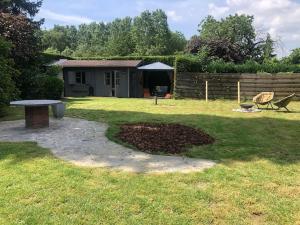 Garður fyrir utan Tiny House Close to Brussels South Charleroi Airport
