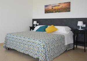 Tempat tidur dalam kamar di Corte Monfardina