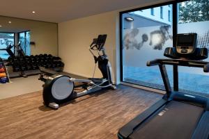 Hampton By Hilton Kaiserslautern的健身中心和/或健身设施