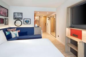 Hampton By Hilton Kaiserslautern的电视和/或娱乐中心
