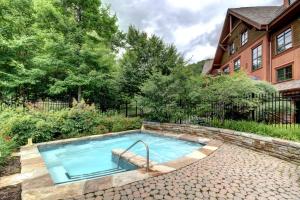 una piscina nel cortile di una casa di Ski in/ski out - Étoile du Matin - Versant Soleil a Mont-Tremblant