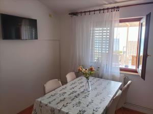 Televízia a/alebo spoločenská miestnosť v ubytovaní Apartment Zdenka 1 + 30 fotografií