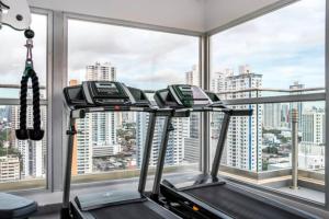 巴拿馬城的住宿－Modern Luxury Panama City Center - PH Quartier Atlapa，享有城市景致的健身房