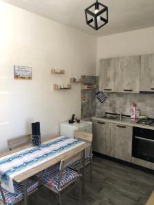 eine Küche mit einem Tisch und einer Arbeitsplatte in der Unterkunft Stella Marina in Marsala