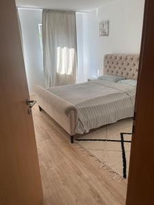 a bedroom with a bed and a window at Stadtwohnung im Luisenviertel in Wuppertal +9 photos