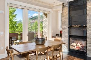 comedor con chimenea, mesa y sillas en The Auberge Residences at Element 52, en Telluride