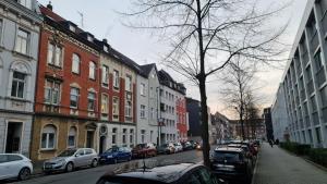 a city street with cars parked on the street at ELENA flat Sonnenblumen Duisburg Zentrum in Duisburg