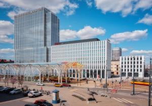 罗兹Hampton by Hilton Łódź City Center的一座大建筑,前面有一个广场