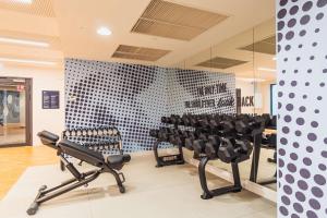 Hampton by Hilton Łódź City Center的健身中心和/或健身设施