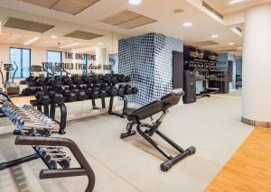 罗兹Hampton by Hilton Łódź City Center的一间健身房,内设跑步机和健身器材