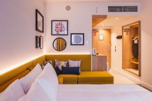 罗兹Hampton by Hilton Łódź City Center的配有床和沙发的酒店房间