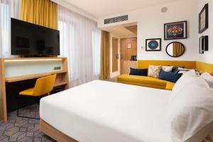 Hampton by Hilton Łódź City Center的电视和/或娱乐中心