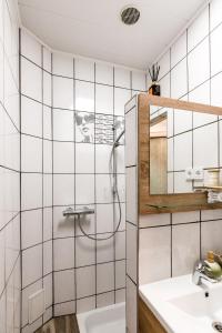 ein Bad mit einer Dusche und einem Waschbecken in der Unterkunft Juozapaviciaus apartment in Kaunas