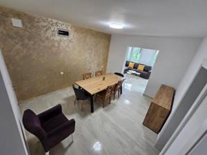 un soggiorno con tavolo e sedie in legno di Guesthouse Silva a Vinci