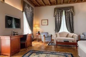 un soggiorno con letto e scrivania di Grand Hotel Villa Torretta, Curio Collection by Hilton a Sesto San Giovanni