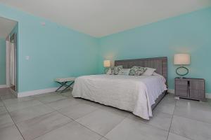 una camera con letto e parete blu di Beachwalk condo resort a Hallandale Beach