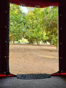 Mango Farm Camp في Al-Disah: اطلالة على ملعب تنس من خلال النافذة