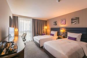 Giường trong phòng chung tại Hilton Garden Inn Munich City West +27 ảnh