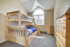 1 Schlafzimmer mit 2 Etagenbetten und einem Fenster in der Unterkunft Lake Harmony Vacation Rental with Deck Less Than 1 Mi to Ski in Lake Harmony