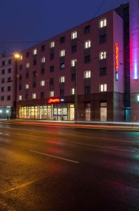 a building on a city street at night at Hampton by Hilton Nürnberg City Center in Nuremberg
