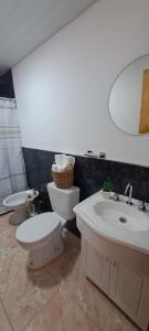 ein Bad mit einem WC und einem Waschbecken in der Unterkunft Adesa in Posadas