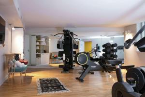Zimmer mit Fitnessraum mit Laufband und Laufband in der Unterkunft Hampton By Hilton Paris Clichy in Clichy