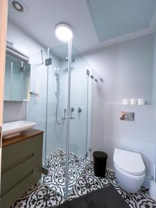 Et badeværelse på White Door Apartments