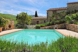 une piscine dans la cour d'une maison dans l'établissement Lindo Apartamento no coração do Chianti!, à Castellina in Chianti