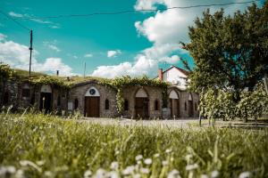 un viejo edificio de piedra con hiedra creciendo en él en Penzion u Hošků, en Vrbice