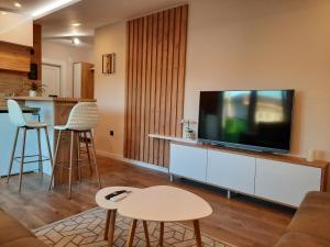 una sala de estar con TV de pantalla plana en un armario en Dream Home Nis, en Niš