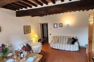 un salon avec deux canapés et une table dans l'établissement Lindo Apartamento no coração do Chianti!, à Castellina in Chianti