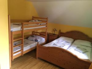 ロウチュナー・ポト・クリーノヴツェムにあるMedvědí boudyの小さなドミトリールームの二段ベッド2台分です。