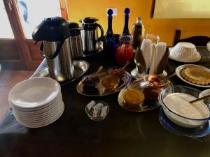 una mesa con platos de comida encima en Agriturismo Santa Lucia, en Tratalias