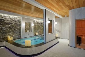 een badkamer met een zwembad in een huis bij Reykjavik Konsulat Hotel, Curio Collection By Hilton in Reykjavík