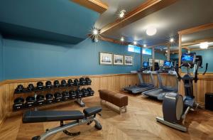 Fitness centrum a/nebo fitness zařízení v ubytování Reykjavik Konsulat Hotel, Curio Collection By Hilton