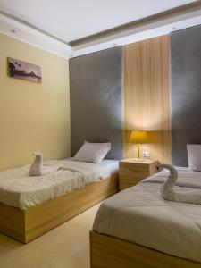 Voodi või voodid majutusasutuse Jumeirah pyramids view inn toas
