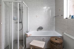 华姆斯唐吉Túnfífill Guesthouse - free hot tub and sauna, cozy and quiet的带浴缸和淋浴的浴室