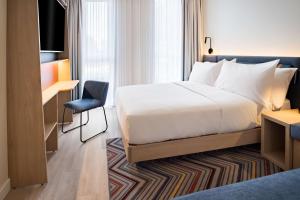 Postel nebo postele na pokoji v ubytování Hampton by Hilton Riga Airport