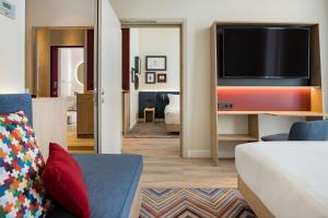 TV a/nebo společenská místnost v ubytování Hampton by Hilton Riga Airport